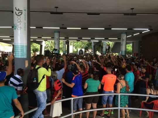 Pernambucanos se despedem de Clber Santana, jogador natural de Abreu e Lima, morto no acidente areo em Medelln
