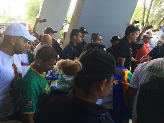 Pernambucanos se despedem de Clber Santana, jogador natural de Abreu e Lima, morto no acidente areo em Medelln
