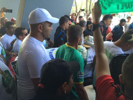 Pernambucanos se despedem de Clber Santana, jogador natural de Abreu e Lima, morto no acidente areo em Medelln
