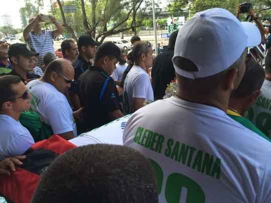 Pernambucanos se despedem de Clber Santana, jogador natural de Abreu e Lima, morto no acidente areo em Medelln
