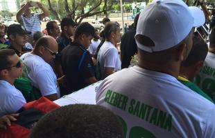 Pernambucanos se despedem de Clber Santana, jogador natural de Abreu e Lima, morto no acidente areo em Medelln

