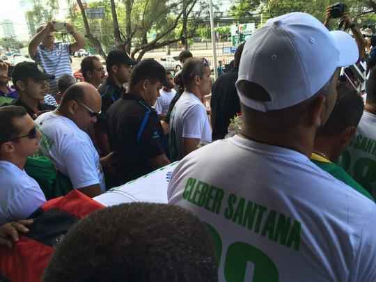 Pernambucanos se despedem de Clber Santana, jogador natural de Abreu e Lima, morto no acidente areo em Medelln
