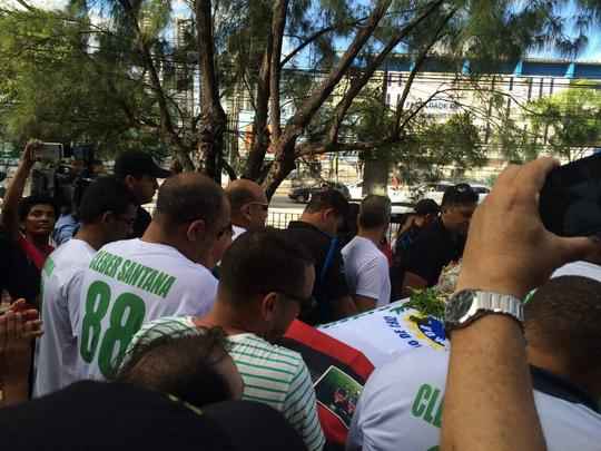 Pernambucanos se despedem de Clber Santana, jogador natural de Abreu e Lima, morto no acidente areo em Medelln

