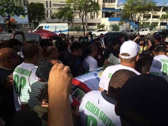 Pernambucanos se despedem de Clber Santana, jogador natural de Abreu e Lima, morto no acidente areo em Medelln
