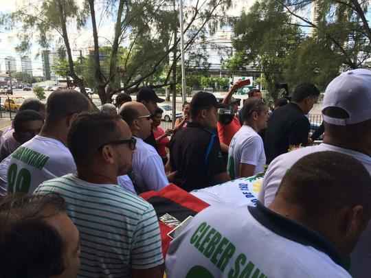 Pernambucanos se despedem de Clber Santana, jogador natural de Abreu e Lima, morto no acidente areo em Medelln
