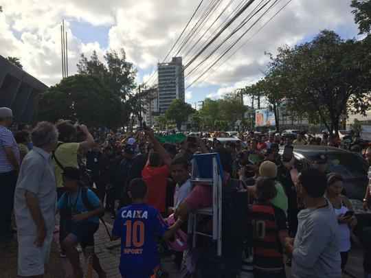 Pernambucanos se despedem de Clber Santana, jogador natural de Abreu e Lima, morto no acidente areo em Medelln
