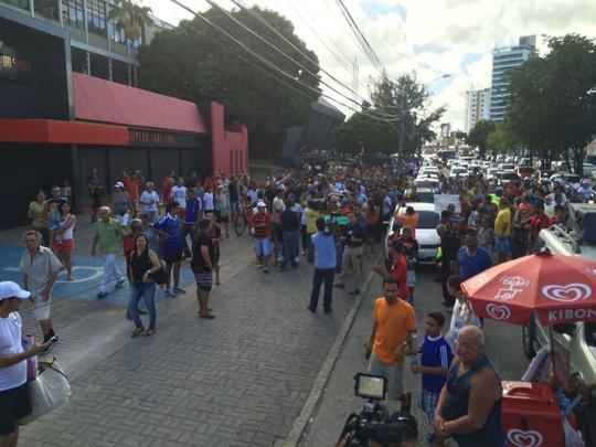 Pernambucanos se despedem de Clber Santana, jogador natural de Abreu e Lima, morto no acidente areo em Medelln
