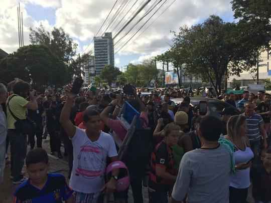 Pernambucanos se despedem de Clber Santana, jogador natural de Abreu e Lima, morto no acidente areo em Medelln
