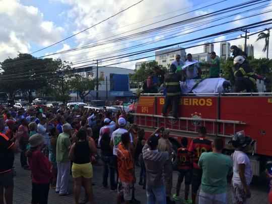 Pernambucanos se despedem de Clber Santana, jogador natural de Abreu e Lima, morto no acidente areo em Medelln
