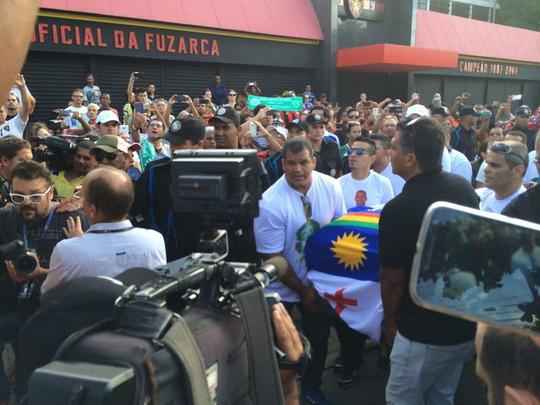 Pernambucanos se despedem de Clber Santana, jogador natural de Abreu e Lima, morto no acidente areo em Medelln
