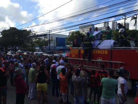 Pernambucanos se despedem de Clber Santana, jogador natural de Abreu e Lima, morto no acidente areo em Medelln

