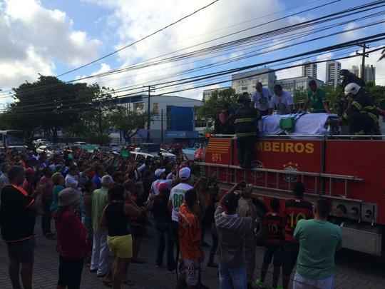Pernambucanos se despedem de Clber Santana, jogador natural de Abreu e Lima, morto no acidente areo em Medelln
