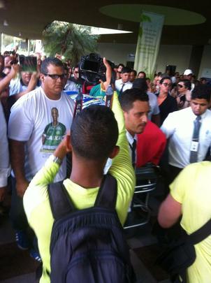 Pernambucanos se despedem de Clber Santana, jogador natural de Abreu e Lima, morto no acidente areo em Medelln
