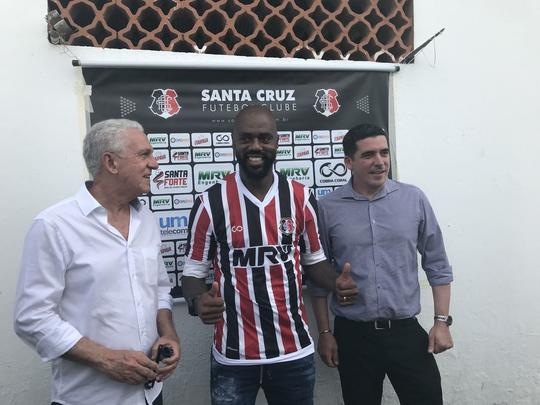Grafite chegou a acertar a renovação contratual com o Santa Cruz para 2018 e foi apresentado oficialmente depois de longa negociação com o clube. Mas o atacante decidiu que não ajudará o Tricolor em campo durante a temporada na Série C do Brasileiro