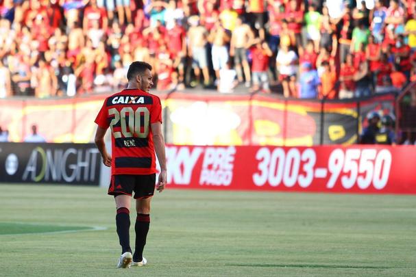 Formado nas categorias de base do Sport, o lateral-esquerdo Ren mantm contrato com o clube at dezembro de 2017. No ano passado, chegou  marca de 52 partidas consecutivas no Campeonato Brasileiro, igualando o recorde do argentino Conca, do Fluminense. Diante do Figueirense em jogo decisivo pela ltima rodada do torneio nacional, que determinou a permanncia do Sport na Srie A pelo 4 ano seguido, o lateral completou sua partida de nmero 200 vestindo a camisa do Leo.