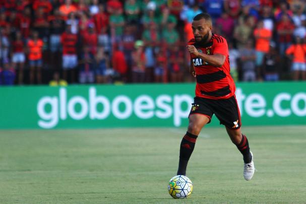 O lateral-direito Samuel Xavier renovou seu vnculo com o Sport no incio de novembro deste ano e mantm contrato com o clube at dezembro de 2019. Chegou na Ilha em 2015, a pedido do ex-tcnico Eduardo Baptista e logo assumiu a titularidade na posio, rf desde a volta de Patric para o Atltico-MG.