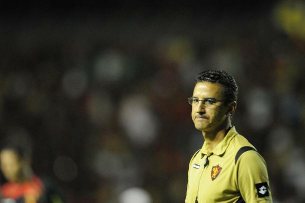 Sem trabalhar desde o ano passado, quando treinou o Al-Gharafa, do Catar, o técnico Péricles Chamusca tem passado pelo famoso 'período sabático' nos últimos meses. No Brasil, não trabalha desde 2013, quando treinou o Coritiba.