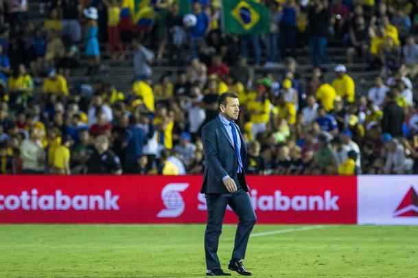 Desempregado desde a demissão da Seleção Brasileira no último mês de junho, o técnico Dunga sumiu da mídia após o fracasso acumulado. Não se sabe, porém, se pensa em voltar aos trabalhos no Brasil, onde tem um forte resistência dos torcedores em geral.