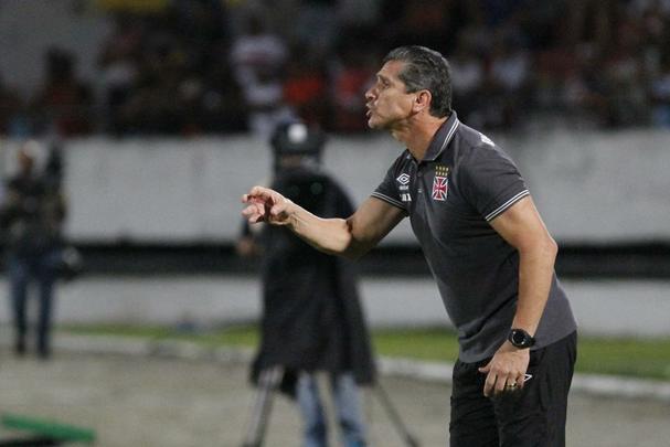 À frente do Vasco desde a reta final da Série A 2015, quando o time ainda buscou uma reação, mas acabou caindo de divisão, o técnico Jorginho conseguiu o título carioca e recolocou o time na Série A neste ano. Foi demitido ao fim da temporada, porém, pela notável queda de rendimento do time no fim da Série B, onde quase ficou de fora do grupo de acesso.