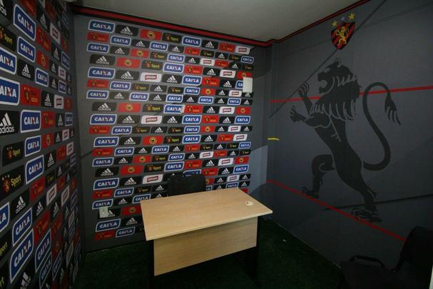 Sala de imprensa montada dentro de container é inaugurada no CT do Sport com entrevista de João Humberto Martorelli