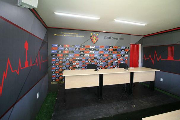 Sala de imprensa montada dentro de container é inaugurada no CT do Sport com entrevista de João Humberto Martorelli