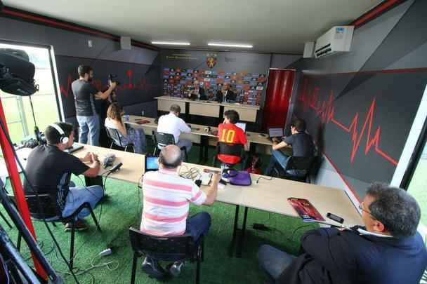 Sala de imprensa montada dentro de container é inaugurada no CT do Sport com entrevista de João Humberto Martorelli