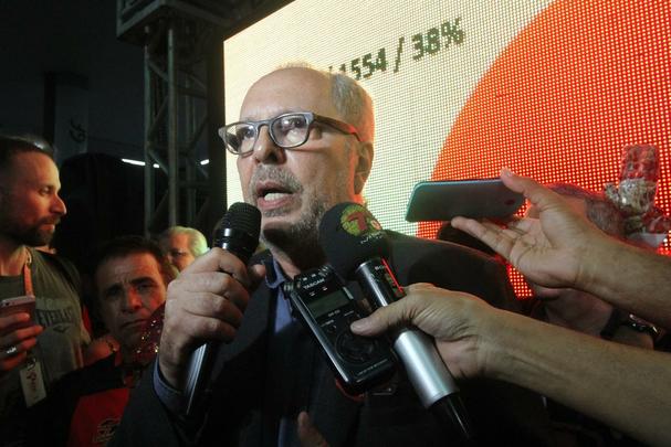 Candidato da situação, Arnaldo Barros teve 61,7% dos votos na maior participação em um pleito do tipo no estado; Wanderson admitiu derrota antes mesmo do fim da apuração e parabenizou o adversário