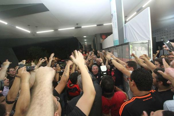 Candidato da situação, Arnaldo Barros teve 61,7% dos votos na maior participação em um pleito do tipo no estado; Wanderson admitiu derrota antes mesmo do fim da apuração e parabenizou o adversário