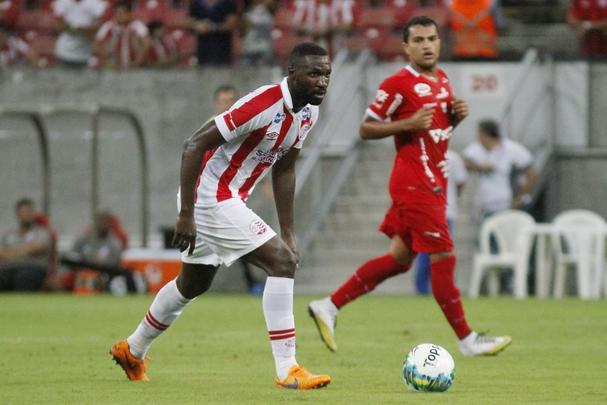 Integrando o elenco de 2016 e titular durante 20 jogos do Timbu na Srie B, o meio campo Rodrigo Souza que pertencia ao Cruzeiro at dezembro deste ano, encerraria vnculo com o Timbu, mas assinou em definitivo com o Alvirrubro at o final de 2017. Com o novo acerto, o atleta ficar mais uma temporada no clube. A permanncia de Rodrigo Souza garante a manuteno da base no meio-campo alvirrubro.
