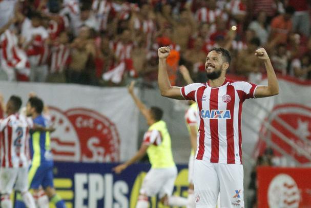 O meia Marco Antnio retornou ao Timbu j na reta final da reformulao do elenco para a disputa da Srie B do Brasileiro, com a contratao de Givanildo Oliveira. Retorno porque o meia j teve passagem pelo time alvirrubro em 2004, conquistando o ttulo do Campeonato Pernambucano daquele ano, o ltimo do Timbu. Neste ano, foi pea fundamental na briga do Nutico pelo acesso  Srie A.