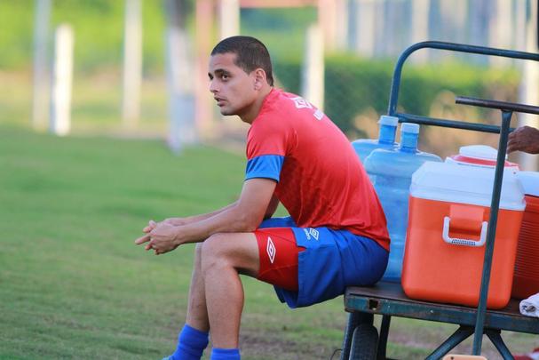 Maior referncia da equipe em 2015, Joo Ananias iniciou o ano ainda se recuperando de uma cirurgia no joelho aps romper o ligamento. O volante de 25 anos, cria do Nutico, esperou mais de sete meses para ficar  disposio novamente. Com a queda de ritmo, atuou pelo Timbu somente em 22 jogos neste ano. Prata da casa tem contrato firmado at junho de 2017.