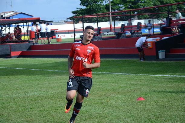 O atacante Alison, de 21 anos, defendeu o Atlético-GO, no Brasileiro da Série B em 2016. Ainda não oficializado, a expectativa é de que seja anunciado na próxima segunda. Chega ao Timbu com contrato até o fim de 2017. Foi revelado pelo São Caetano e teve uma passagem pelo futebol japonês antes de chegar ao Dragão no início do ano. Foi titular na maioria dos jogos do estadual goiano e em boa parte da primeira metade da Série B. Na reta final, foi reserva, mas sempre era acionado no segundo tempo das partidas. Em 33 confrontos disputados na temporada, marcou sete gols.