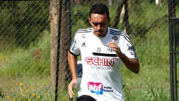 O zagueiro Tiago Alves, de 32 anos, disputou a Série A do Brasileiro 2016 pela Ponte Preta. Como o restante dos contratos negociados pelo Timbu, chega para ficar até o fim de 2017. Há três temporadas no clube paulista, sofreu muito neste último ano por causa de lesões. Por esse motivo, disputou somente oito jogos pela Macaca em 2016. Segundo o próprio atleta, no entanto, essa fase ficou no passado.