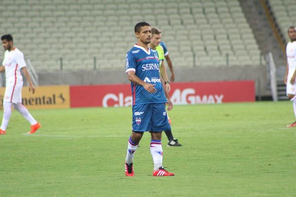 Natural de Goiás, o atacante Juninho de 31 anos vem do Fortaleza e registra passagens também por Atlético/GO, Atlético/MG, Vila Nova e Anápolis. Jogando pelo Dragão em 2015 foi um dos artilheiros da equipe na Série B e contribuiu diretamente com os companheiros de time com assistências. Pelo Fortaleza e Atlético/GO, inclusive, o avançado chegou a formar a dupla de ataque ao lado de Anselmo, mais um reforço acertado com o Timbu para 2017.