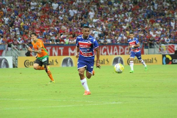 Nascido em Campo Grande, Mato Grosso do Sul, o atacante Anselmo estava no Fortaleza e foi o jogador que mais balançou as redes no último Campeonato Cearense, com 11 tentos. Neste ano, Anselmo marcou 23 vezes. Em 2005, teve uma rápida passagem pelo Náutico e, agora, retorna para ser uma das referências do setor ofensivo alvirrubro. Tem contrato até o fim de 2017. Revelado pelo Palmeiras, atuou nos últimos anos pela Ponte Preta, Paysandu, Atlético/GO, Criciúma, Avaí, Vasco, Boa Vista, Halmstads/SUE, Shanghai Shenxin/CHN, Ceará, Linense, Tombense, Boa Vista e Macaé.