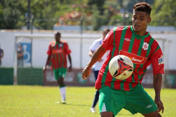 Mais um para compor o setor ofensivo alvirrubro, o atacante Willian Silva, 22 anos, foi anunciado pelo Timbu. O avançado foi um dos destaques da Série A2 do Campeonato Paulista 2016. Sagrando-se artilheiro da Portuguesa Santista na campanha que rendeu o título estadual para a equipe durante o segundo semestre desta temporada. Willian acumula no currículo passagens pelo futebol pernambucano defendendo Vitória, Central e o próprio Timbu, em 2013.