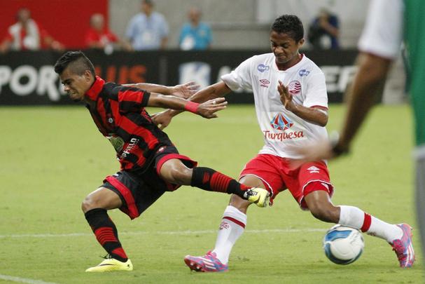 O lateral direito David teve suas primeiras oportunidades no Timbu ainda no fim de 2014. Fora da briga pelo acesso na reta final, restou ao Alvirrubro dar uma chance s crias da base. Foram trs jogos, contra Luverdense, Ponte Preta e Santa Cruz. Ainda sob o comando de Lisca, em 2015, o atleta cheogu a figurar nas opes do treinador para o time. 