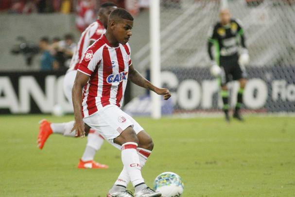 Considerado uma das promessas da categoria de base do Nutico, o atacante Jefferson Nem comeou a temporada de 2016 em busca de mais espao no Timbu. Conseguiu.Ao contrrio dos somente oito jogos de 2015, na ltima temporada o avanado esteve em campo pelo Alvirrubro por 32 partidas, marcando oito gols. Tem passagem pela Seleo Brasileira Sub-17. De contrato at 2018, segundo informaes de um jornal portugus, o prata da casa chegou a despertar o interesse do Sporting de Lisboa ainda neste ltimo ano. 