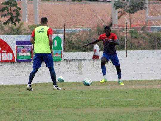 Natural do Rio de Janeiro, o zagueiro Rafael Ribeiro chegou ao Nutico em setembro de 2014. Ainda no incio de 2016, com trs defensores mais experientes como Rafael Pereira, Ronaldo Alves e Fabiano Eller na equipe, o clube decidiu colocar o prata da casa entre os profissionais. Pouco conhecido pela torcida alvirrubra, foi um dos destaques da boa campanha do Timbu na Copa do Nordeste em 2015.