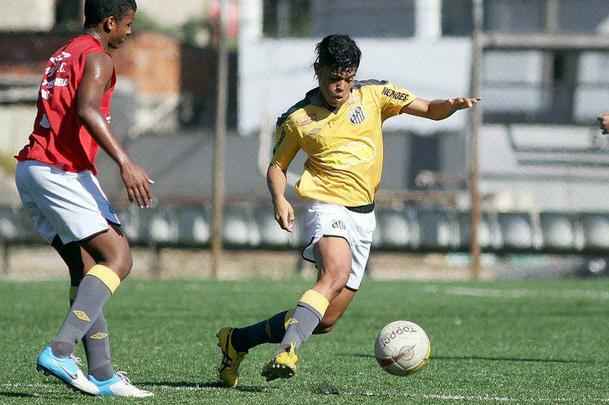 Antes de integrar a base do Alvirrubro, o volante Raphael fez parte das categorias no Santos. Pelo Timbu, ainda nenhuma partida disputada no profissional. Chegou ao Nutico em 2016 e defendeu o time pernambucano durante a Copa do Brasil pela equipe Sub-20. 