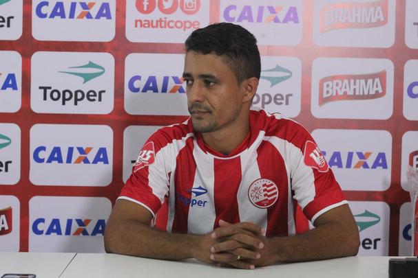 Natural de Gois, o atacante Juninho de 31 anos vem do Fortaleza e registra passagens tambm por Atltico/GO, Atltico/MG, Vila Nova e Anpolis. Jogando pelo Drago em 2015 foi um dos artilheiros da equipe na Srie B e contribuiu diretamente com os companheiros de time com assistncias. Pelo Fortaleza e Atltico/GO, inclusive, o avanado chegou a formar a dupla de ataque ao lado de Anselmo, mais um reforo acertado com o Timbu para 2017. 
