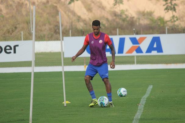 Revelado pelo Santos, onde chegou a ser considerado uma grande promessa, o atacante Giva esteve no Joinville na temporada passada.  mais um reforo do clube para 2017. Giva foi promovido ao elenco profissional do Santos ainda em 2013 logo aps a conquista invicta da Copa So Paulo de Futebol Jnior. Depois, contudo, sofreu com leses e acabou perdendo espao. Acumulou passagens discretas por Coritiba e tambm no conseguiu se firmar no Llagostera, clube da segunda diviso da Espanha.