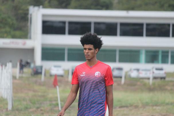 Campeo Pernambucano e da Copa do Nordeste pelo rival conterrneo do Timbu, Sport, o zagueiro Ewerton Pscoa, de 27 anos, estava no Cear antes de acertar a vinda para o Nutico at o fim de 2017. Alm do alvinegro, defendeu Audax/SP, Guarani, Santos, Cricima e Sport. O defensor tem em seu currculo os ttulos da Recopa Sul-Americana 2012, Campeonato Catarinense 2013, Copa do Nordeste e Campeonato Pernambucano 2014.