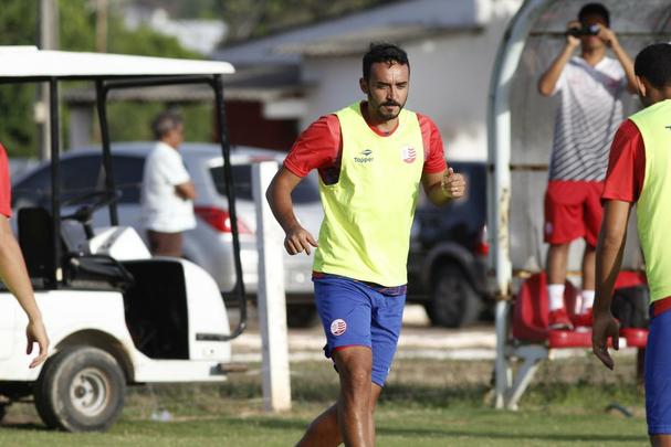 O zagueiro Tiago Alves, de 32 anos, disputou a Srie A do Brasileiro 2016 pela Ponte Preta. Como o restante dos contratos negociados pelo Timbu, chega para ficar at o fim de 2017. H trs temporadas no clube paulista, sofreu muito neste ltimo ano por causa de leses. Por esse motivo, disputou somente oito jogos pela Macaca em 2016. Segundo o prprio atleta, no entanto, essa fase ficou no passado. 