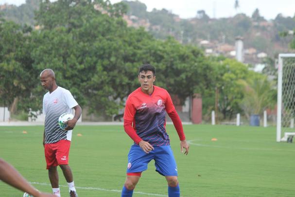 Destaque do Nutico na Copa do Nordeste Sub-20 e oriundo da base alvirrubra, o volante Cal foi promovido ao time profissional na temporada de 2016. Natural do Recife, ele tem 20 anos. 