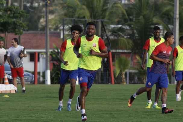 O zagueiro Nirley chega ao Alvirrubro com contrato at o fim de 2017. Destacou-se no futebol brasileiro com a camisa do Cricima com a conquista do acesso  Srie A, em 2012. Com as boas atuaes, foi contratado pelo Cruzeiro e, na sequncia, emprestado ao Figueirense, onde levantou o trofu do Campeonato Catarinense. O zagueiro ainda passou por Friburguense/RJ e Americano/RJ, no incio da carreira.