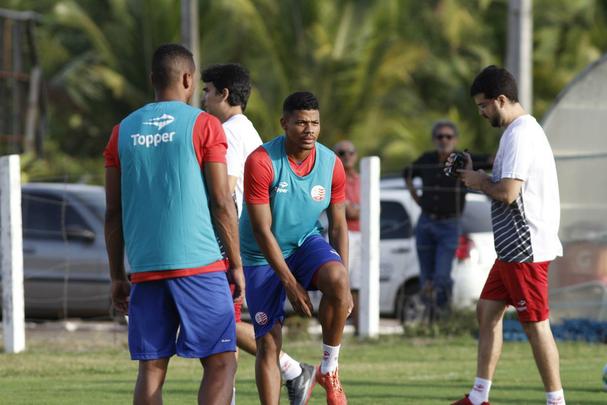 Mais um para compor o setor ofensivo alvirrubro, o atacante Willian Silva, 22 anos, foi anunciado pelo Timbu. O avanado foi um dos destaques da Srie A2 do Campeonato Paulista 2016. Sagrando-se artilheiro da Portuguesa Santista na campanha que rendeu o ttulo estadual para a equipe durante o segundo semestre desta temporada. Willian acumula no currculo passagens pelo futebol pernambucano defendendo Vitria, Central e o prprio Timbu, em 2013.