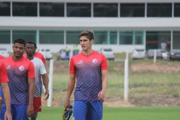 Fruto das categorias de base alvirrubra, o meia-atacante Igor Neves, 21 anos, tem contrato com o Nutico at o final de 2017. Neto de Alencar, 9 artilheiro da histria do Bahia, Igor chegou ao Timbu ainda em 2010, aps ser descoberto atuando pelo CT do Baro, time de bairro. Em seu primeiro ano, conquistou o ttulo estadual na categoria Sub-17. Em seguida, o bicampeonato no Sub-20, (2012/2013).
