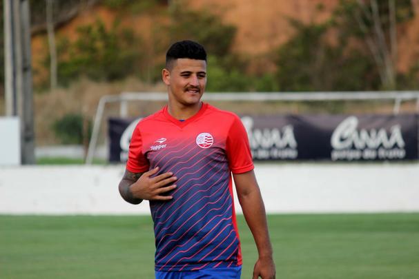 O atacante Alison, de 21 anos, defendeu o Atltico-GO, no Brasileiro da Srie B em 2016. Ainda no oficializado, a expectativa  de que seja anunciado na prxima segunda. Chega ao Timbu com contrato at o fim de 2017. Foi revelado pelo So Caetano e teve uma passagem pelo futebol japons antes de chegar ao Drago no incio do ano. Foi titular na maioria dos jogos do estadual goiano e em boa parte da primeira metade da Srie B. Na reta final, foi reserva, mas sempre era acionado no segundo tempo das partidas. Em 33 confrontos disputados na temporada, marcou sete gols. 