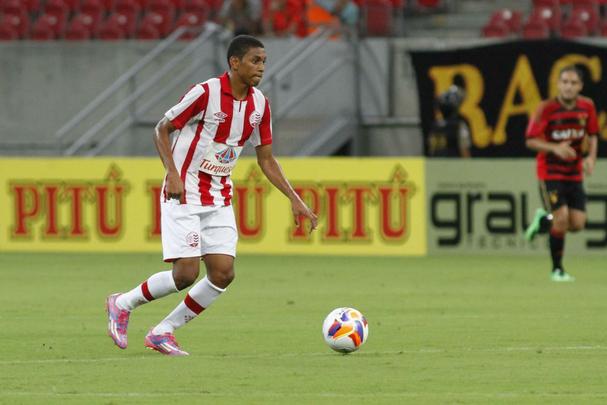 A pedido de Dado Cavalcanti, o atacante Jefferson Renan, 23 anos, foi formado nas divises de base do Porto, de Caruaru. Passou pelo Timbu em 2015 e, atualmente, encontrava-se sem clube aps passagem pelo Uberlndia-MG no ano passado. Com poucas rodadas, firmou-se como titular do time alvirrubro no Estadual e na Copa do Nordeste. At que, em fevereiro daquele ano, uma leso no joelho o tirou de ao pelo resto da temporada. O Timbu tentou sua permanncia para 2016, mas no chegou a um acordo com o Porto.